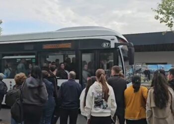 Pas dy ditësh torturë në stacione, shoqata e transportit dhe qeveria arrijnë marrëveshje