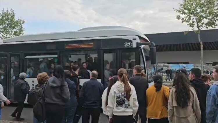 Pas dy ditësh torturë në stacione, shoqata e transportit dhe qeveria arrijnë marrëveshje
