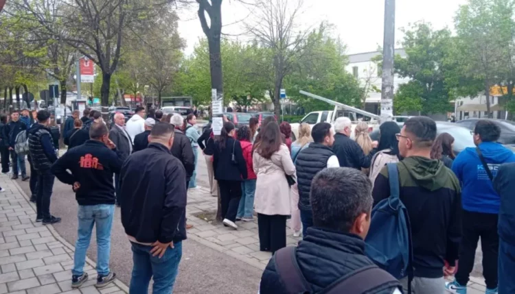 Reduktohet me 40% transporti publik në të gjithë Shqipërinë, kaos në stacionet e autobusëve