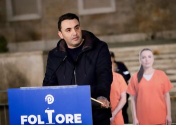 Kryeministri dje në Lezhë, Këlliçi denoncon: Policia shoqëroi dy persona se kishin frikë se protestonin kundër Ramës!