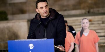 Kryeministri dje në Lezhë, Këlliçi denoncon: Policia shoqëroi dy persona se kishin frikë se protestonin kundër Ramës!