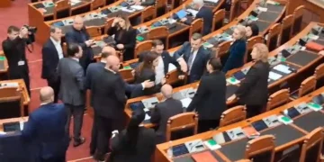 Përplasje në Kuvend, 2 deputetet grinden për kartën, Noka gjuan me shishe…