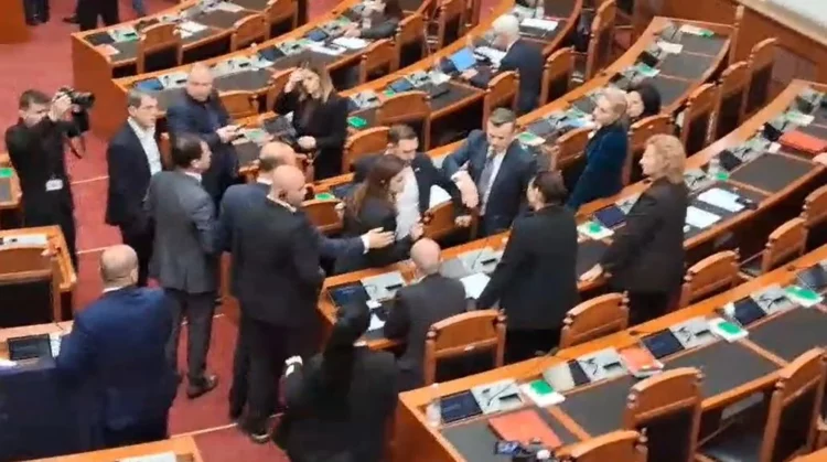 Përplasje në Kuvend, 2 deputetet grinden për kartën, Noka gjuan me shishe…