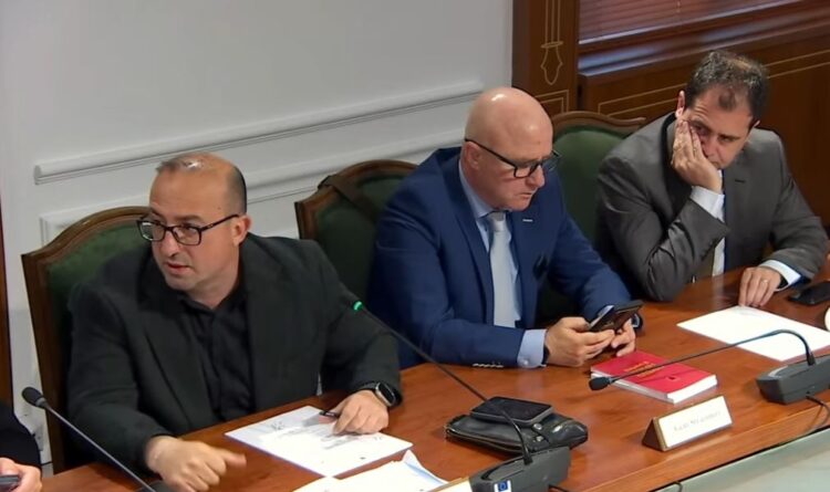 Korreshi: I qamë hallin Karçanit se nuk paguante dot qiranë, ajo del me rroba banje në vilën e Palasës