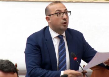 “Gratë po lindin shkallëve“, Korreshi ironizon ministren e Shëndëtësisë: Nuk shkohet në Europë pa jodio dhe pambuk!