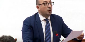 “Gratë po lindin shkallëve“, Korreshi ironizon ministren e Shëndëtësisë: Nuk shkohet në Europë pa jodio dhe pambuk!