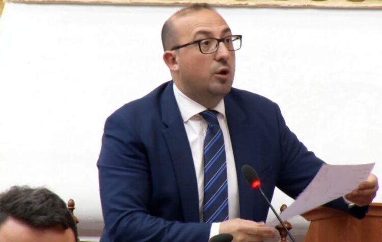 “Gratë po lindin shkallëve“, Korreshi ironizon ministren e Shëndëtësisë: Nuk shkohet në Europë pa jodio dhe pambuk!