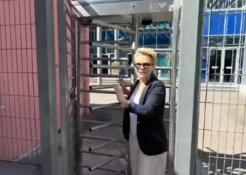 Monika Kryemadhi paraqitet në SPAK, ironizon Prokurorët: Do thonë ‘i kemi vënë në hekura…’