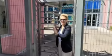 Monika Kryemadhi paraqitet në SPAK, ironizon Prokurorët: Do thonë ‘i kemi vënë në hekura…’