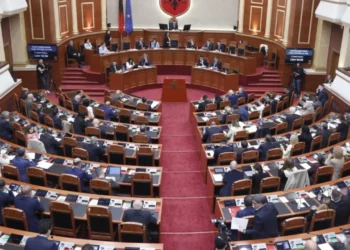 PS rrëzon kërkesën e PD për procedurë të përshpejtuar mbi projektligjin për uljen e çmimit të naftës