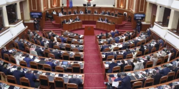 PS rrëzon kërkesën e PD për procedurë të përshpejtuar mbi projektligjin për uljen e çmimit të naftës