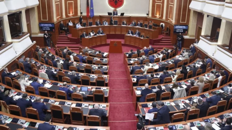 PS rrëzon kërkesën e PD për procedurë të përshpejtuar mbi projektligjin për uljen e çmimit të naftës