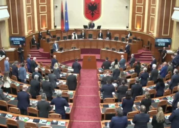 Kuvendi i Shqipërisë mban një minutë heshtje për ndarjen nga jeta të Rexhep Qoses