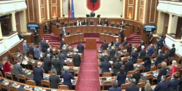 Kuvendi i Shqipërisë mban një minutë heshtje për ndarjen nga jeta të Rexhep Qoses