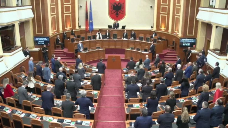 Kuvendi i Shqipërisë mban një minutë heshtje për ndarjen nga jeta të Rexhep Qoses