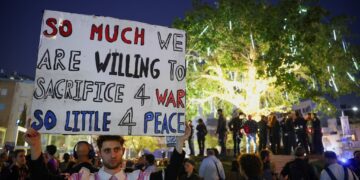 “Mos bombardoni!”/ Protestë masive në Tel Aviv kundër luftës, thirrje të forta për paqe