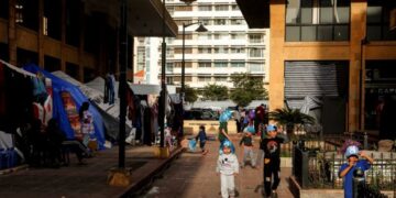 Mijëra libanezë rikthehen në shtëpitë e tyre, ndërsa armëpushimi me Izraelin hyn në fuqi