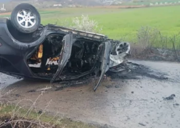 Momente paniku për tre të rinj në Devoll, makina del nga rruga dhe përfshihet nga flakët