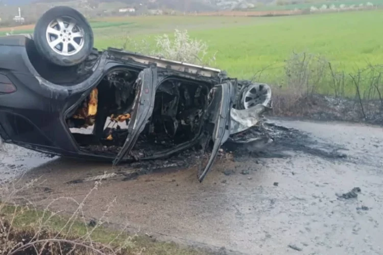 Momente paniku për tre të rinj në Devoll, makina del nga rruga dhe përfshihet nga flakët