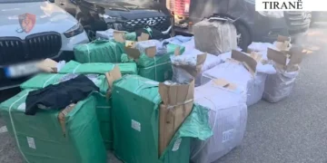 Po transportonte 19 thasë me veshje kontrabandë, arrestohet 26-vjeçari në Tiranë