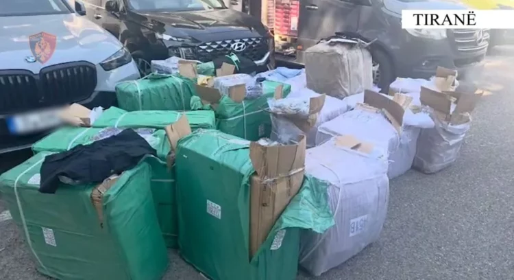 Po transportonte 19 thasë me veshje kontrabandë, arrestohet 26-vjeçari në Tiranë