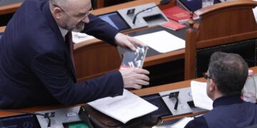 “Stalini përballë Hitlerit”, Ulsi Manja i dhuron Erion Braçes libër në Kuvend