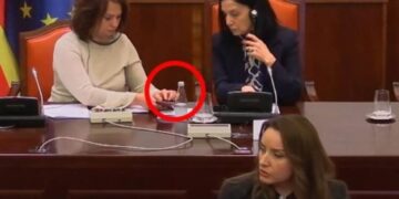 Gjuha shqipe ‘ndez’ Kuvendin e Maqedonisë së Veriut, deputetja shqiptare bllokon seancën