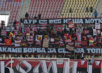 “Shqiptari i mirë është i vd*kur”, rikthehen koret raciste në stadiumet e Maqedonisë së Veriut
