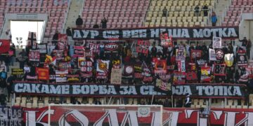 “Shqiptari i mirë është i vd*kur”, rikthehen koret raciste në stadiumet e Maqedonisë së Veriut