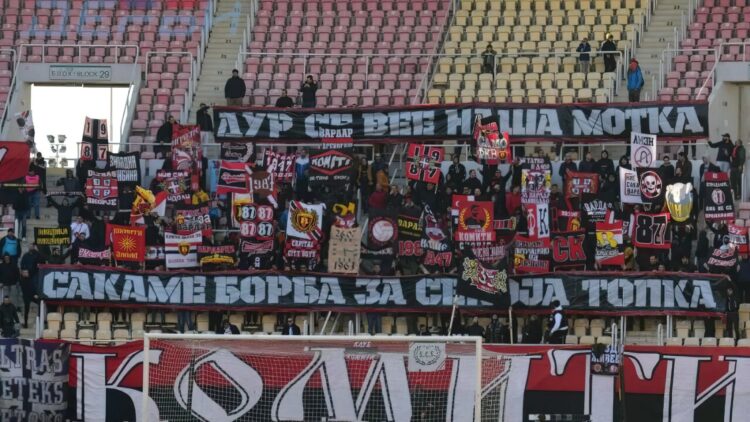“Shqiptari i mirë është i vd*kur”, rikthehen koret raciste në stadiumet e Maqedonisë së Veriut