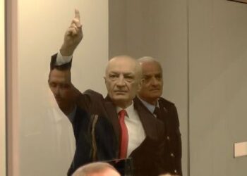 Gjyqi në GJKKO/ “Hiqjani kafazin prej xhami!”, shpërthen avokati i Metës: Vetëm ISIS i poshtëronte kështu njerëzit