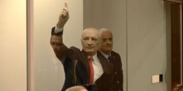 Gjyqi në GJKKO/ “Hiqjani kafazin prej xhami!”, shpërthen avokati i Metës: Vetëm ISIS i poshtëronte kështu njerëzit