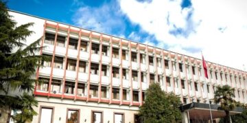 “Po ata idiotët shqiptarë atje çfarë thonë”/ Reagon Ministria e Jashtme: Mesazhet e ministrit, të fabrikuara!