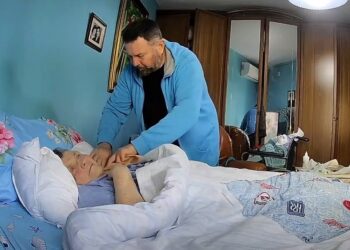 Mjekja e Vlorës braktiset nga spitali, djali kujdeset duke pyetur Chat GPT: Zoti ju dënoftë! Dha 57 vite kontribut për ju