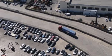 Kamionistët paralajmërojnë protesta, shkak çmimi i naftës, pritet bllokimi në Portin e Durrësit dhe pikat kufitare