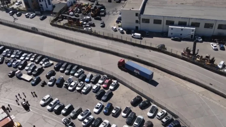 Kamionistët paralajmërojnë protesta, shkak çmimi i naftës, pritet bllokimi në Portin e Durrësit dhe pikat kufitare