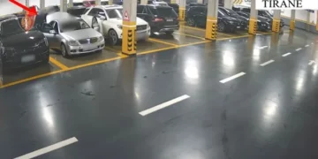 Rrëmbyen një 32-vjeçar dhe më pas e dhunuan, arrestohen dy persona, një në kërkim (Emrat)