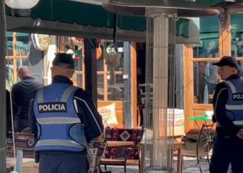 Sherr me thika mes pronarëve të lokaleve në Korçë, 3 persona përfundojnë në spital