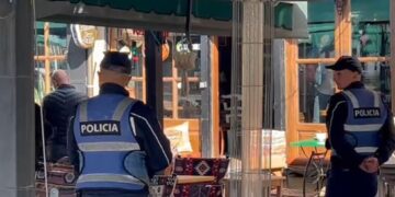 Sherr me thika mes pronarëve të lokaleve në Korçë, 3 persona përfundojnë në spital