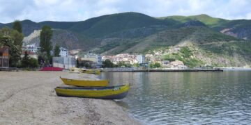 E rëndë në Pogradec! Një person tenton të mbytet në liqen, shpëtohet nga kalimtarët