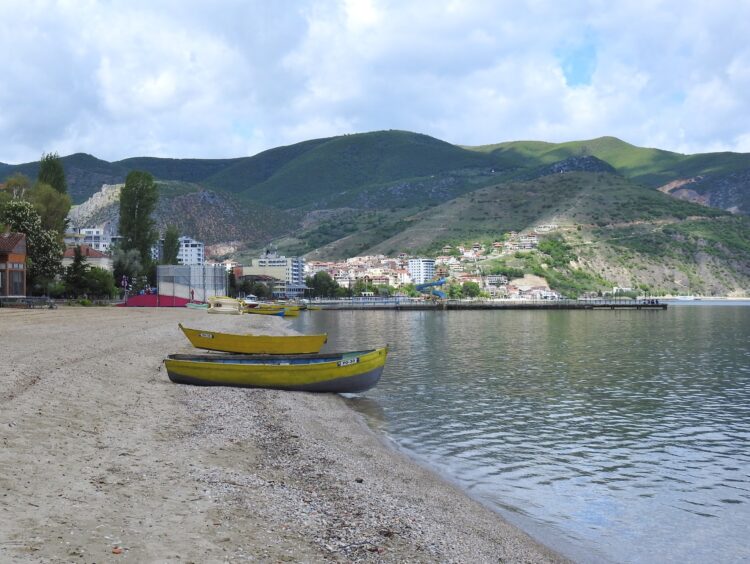 E rëndë në Pogradec! Një person tenton të mbytet në liqen, shpëtohet nga kalimtarët