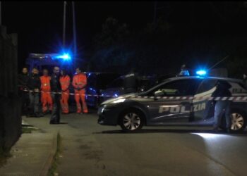 Tragjedi në Itali! Gruaja hidhet nga dritarja me tre fëmijët, mbijeton vetëm vajza 5-vjeçare