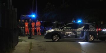 Tragjedi në Itali! Gruaja hidhet nga dritarja me tre fëmijët, mbijeton vetëm vajza 5-vjeçare