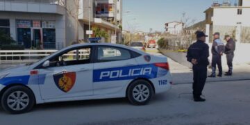 Makina përplas këmbësorin në Kavajë, humb jetën në vendngjarje