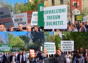 “Bojkotoni ushqimin serb!”/ Blegtorët protestojnë para ministrisë së Bujqësisë: Nuk jemi për politikë, por për të drejtat tona