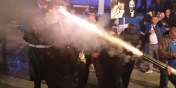 Hodhën molotovë drejt Kryeministrisë, arrestohen 11 persona dhe procedohen penalisht 15 të tjerë