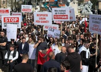 Protestë për gjuhën shqipe në Maqedoninë e Veriut, studentët mbushin sheshin kryesor