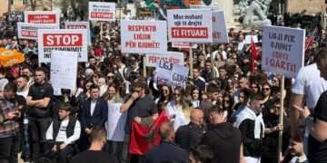 Protestë për gjuhën shqipe në Maqedoninë e Veriut, studentët mbushin sheshin kryesor