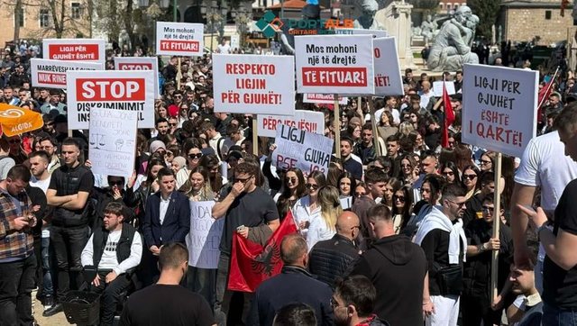 Protestë për gjuhën shqipe në Maqedoninë e Veriut, studentët mbushin sheshin kryesor
