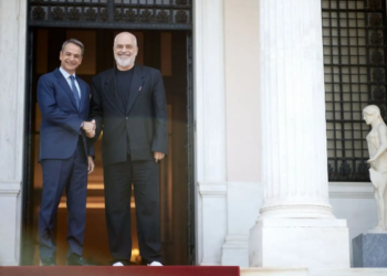 Takimi me Mitsotakis, tallet mediat greke: Rama ishte veshur sikur po vinte për të pirë një gotë me Mitsotakis, edhe qeni u habit